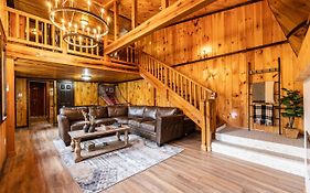 Fun Cabin With Hot Tub, Pool Table & Fire Pit - Big Blue